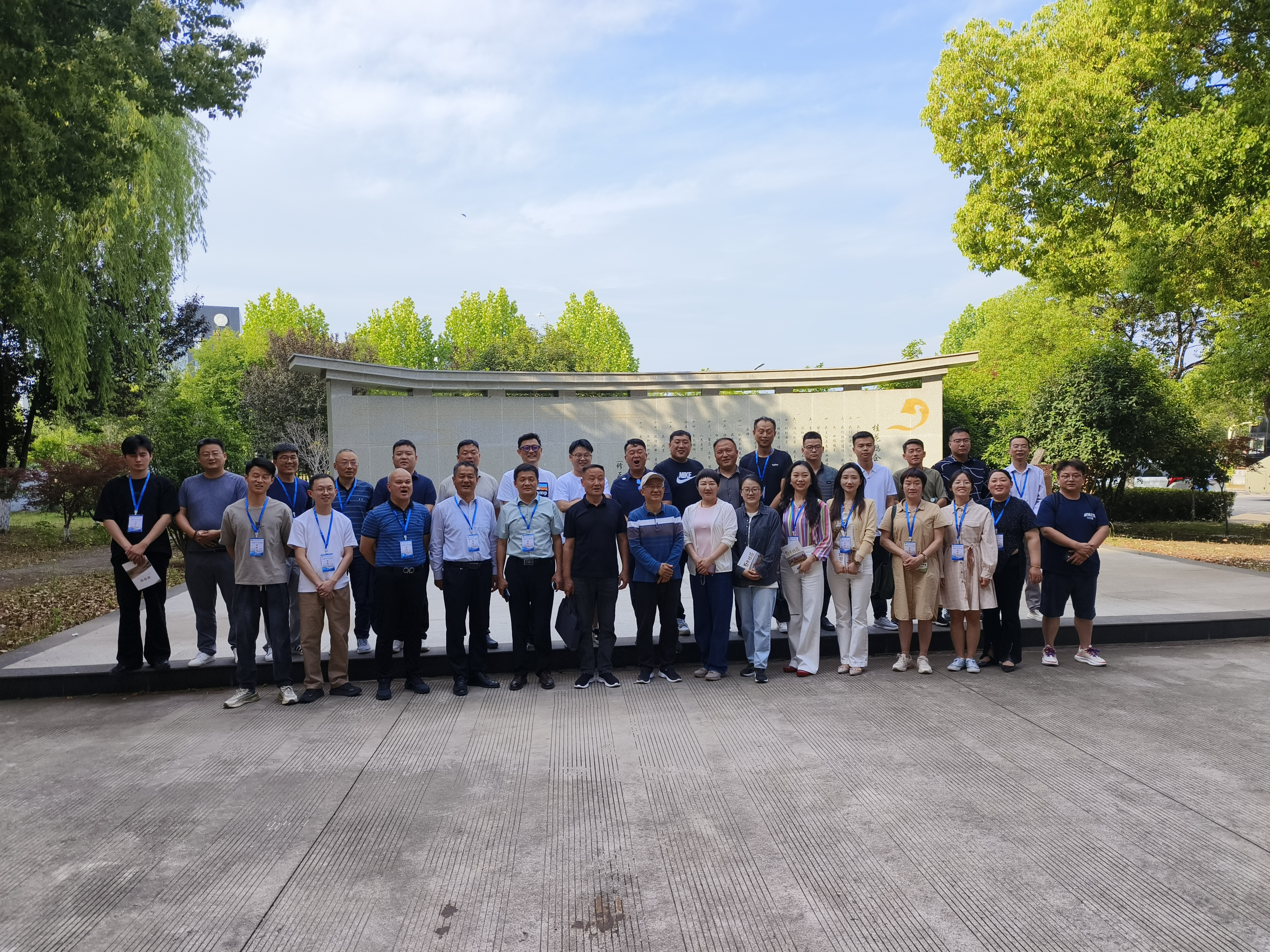 東南大學(xué)舉辦的“2025年蒙城縣第一期‘智匯創(chuàng)新’創(chuàng)業(yè)特訓(xùn)營(yíng)”一行蒞臨企業(yè)參觀